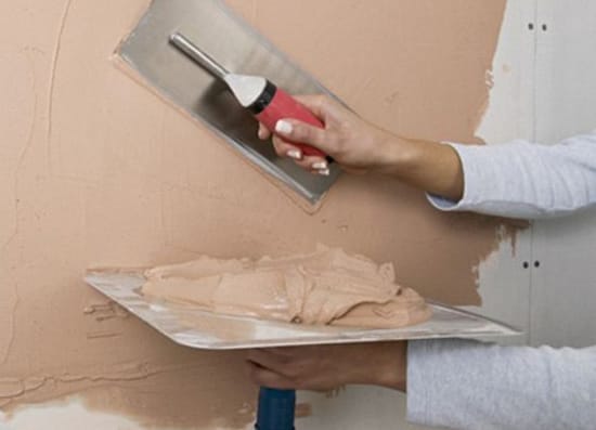 Выравниваем стены с помощью шпаклевки