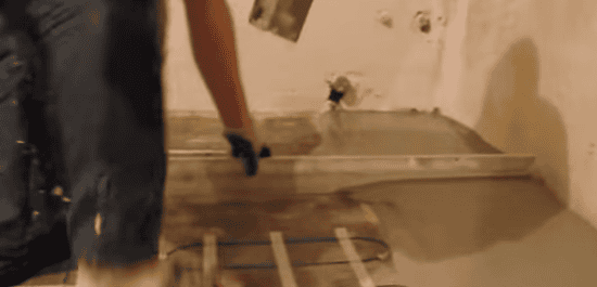 Выравниваем стяжку с помощью правила