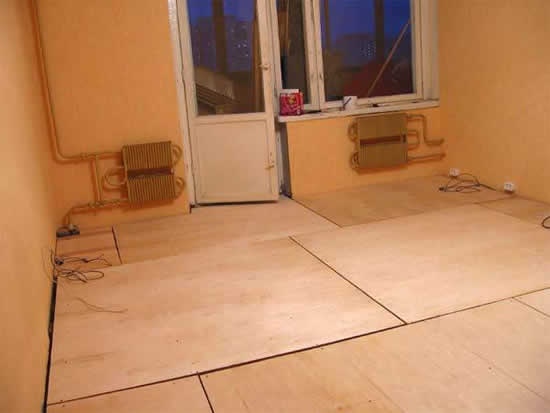 Выравнивание деревянного пола с помощью фанеры