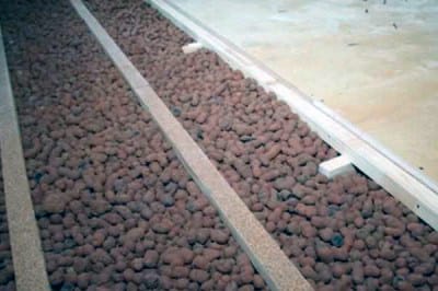 Выравниванием и утеплением пола с использованием керамзита и цементно-песчаного раствора.