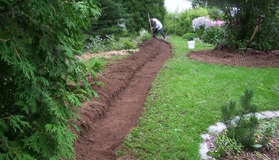Вырываем траншею для дорожки из дерева