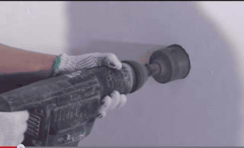 Высверливаем гнездо для размещения терморегулятора