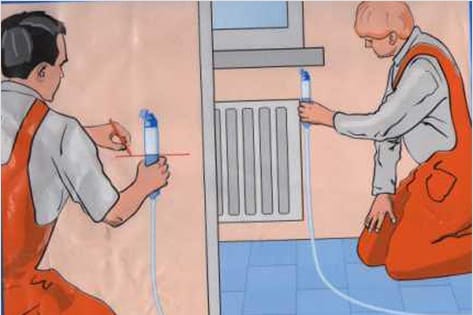 Выявление неровности чернового пола с помощью гидроуровня