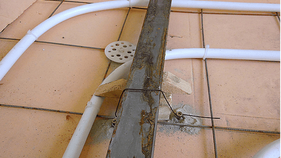 Жестко фиксируем маячные рейки с помощью проволоки