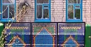 Забор выполненный из крышек