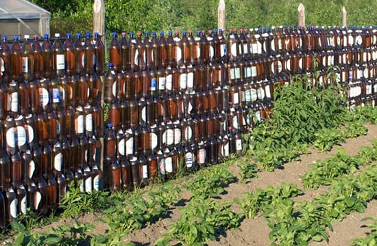 Забор из пластиковых бутылок сделанный своими руками