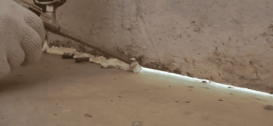 Заделываем все щели с помощью монтажной пены