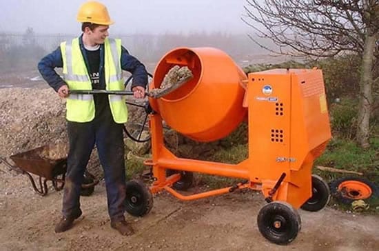 Загрузка щебня в бетономешалку