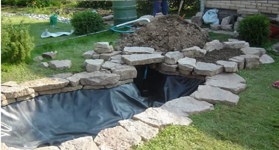 Заканчиваем с выкладкой камней вокруг бассейна