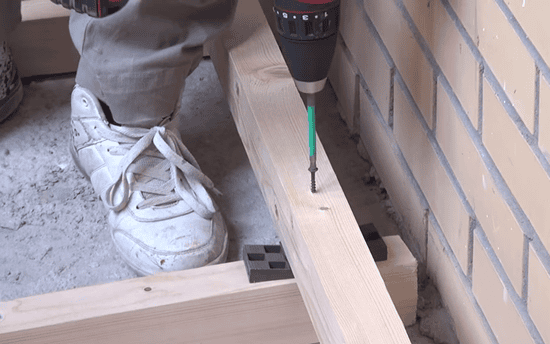 Закрепляем брус винтом (саморезом)