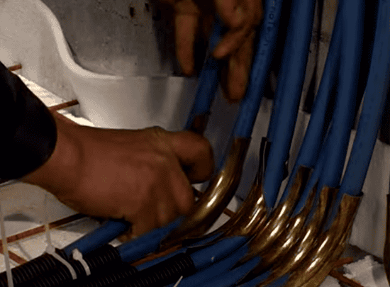 Закрепляем с помощью уголков трубы теплого пола