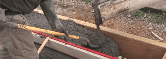 Процесс заливки бетона в опалубку