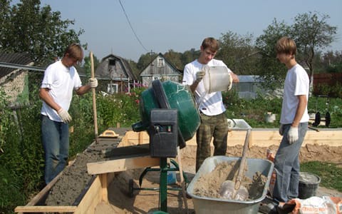 Готовим раствор в бетономешалке и заливаем фундамент