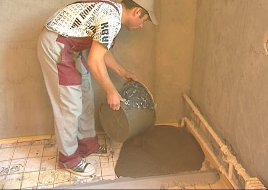 Заливаем раствор между маяками