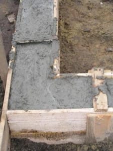 На рисунке изображен процесс заливки бетона в опалубку