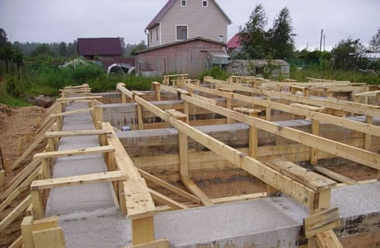 Заливка (бетонирование) свайно-ленточного фундамента