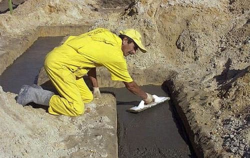 Заливка ленточного фундамента