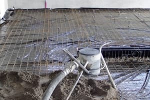 Укладываем пленку для гидроизоляции на песок, а сверху металлическую обрешетку
