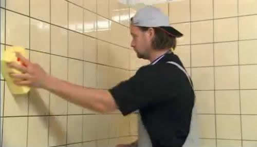 Замазывают сколы на старой плитке