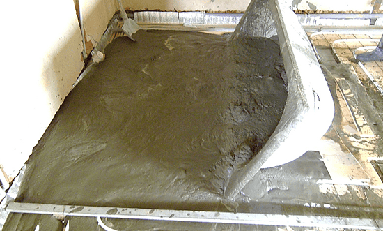 Замешиваем раствор для стяжки пола в ванной