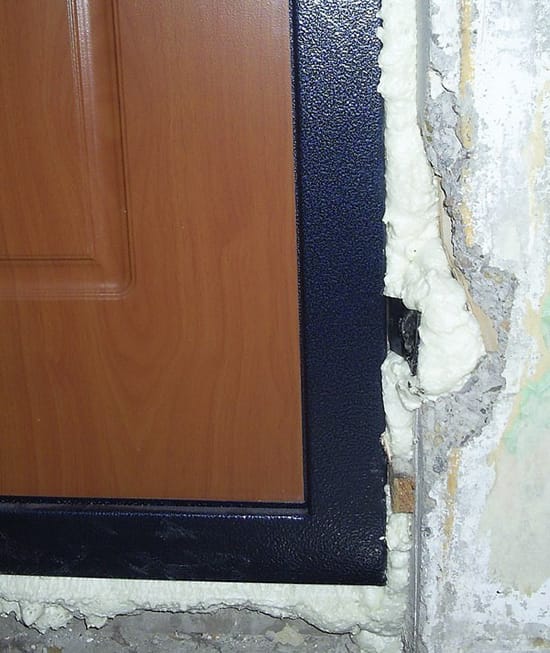 Запениваем монтажной пеной щели между дверью и стеной