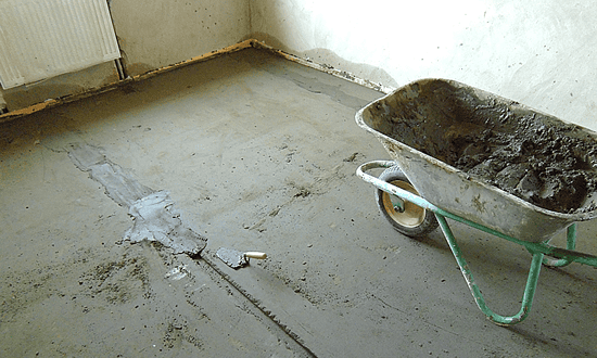 Заполняем канавки из-под маяков цементом