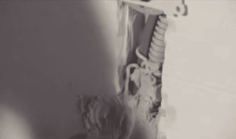 Заполняем монтажный канал раствором алебастра