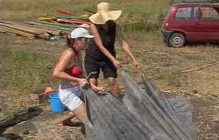 Засыпаем песок и глину