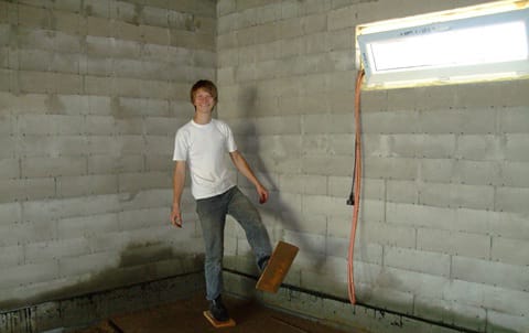 Засыпаем пол песком в гараже