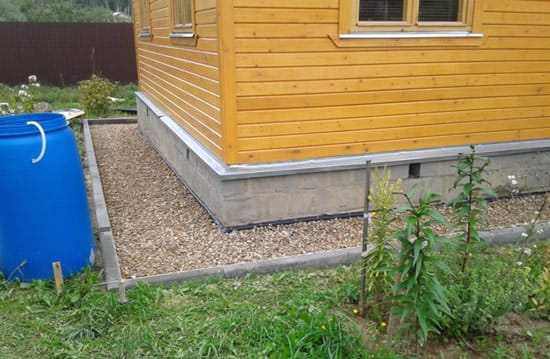 Засыпка отмостки щебнем