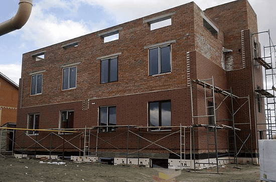 Здание наполовину обложенное термопанелями