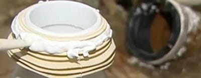 Герметизировать соединение гофры с канализационной трубой не обязательно, но желательно