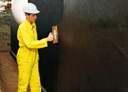 Не забудьте смазать фундамент водоотталкивающей краской перед дренажными работами