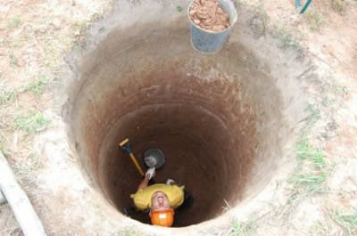 Землю достают на поверхность ведром