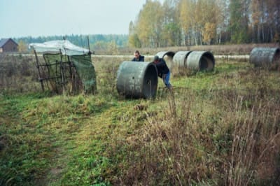 Процесс перемещения бетонных колец