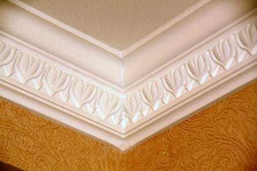 Потолочный плинтус картинка