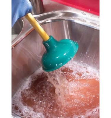 Прочистка канализации с помощью вантуза