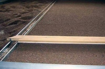 На рисунке показан процесс выравнивания пола