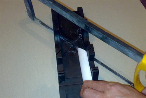 Правильно режем плинтус