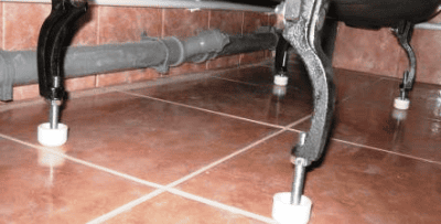 Установка чугунной ванны своими руками  