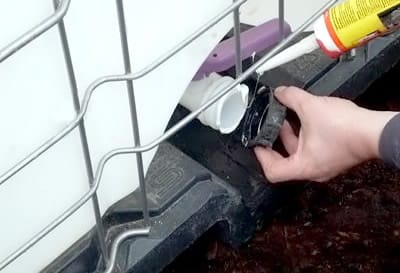 Перед тем как сделать септик из еврокуба нужно герметизировать слив