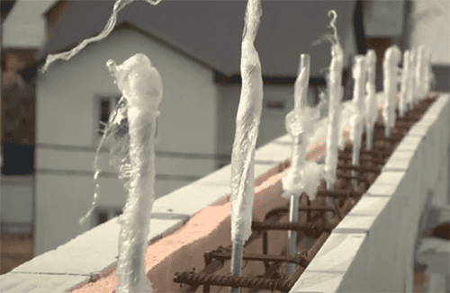 Шпильки лучше всего обернуть салафоном для того, чтобы не испортить их в процессе заливки бетона