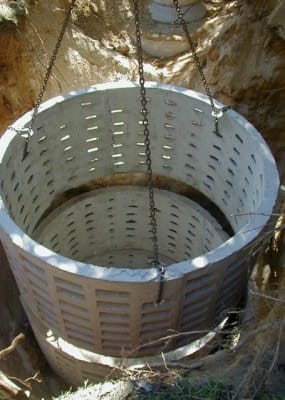 Часто при строительстве используют бетонные кольца