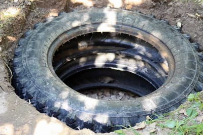 Образец сливной ямы из тракторных покрышек