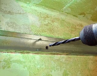 Отверстие сверлим сверлом небольшого диаметра