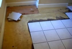 Укладка плитки на деревянный пол