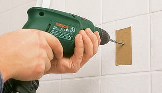 Установленный скотч на плитку