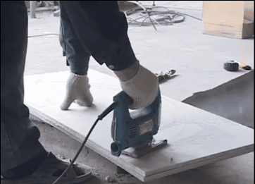 Вырезаем нужную форму лобзиком