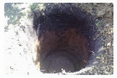 Процесс выкапывания выгребной ямы