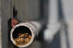 Сильный засор в канализационной трубе Сильный засор в канализационной трубе